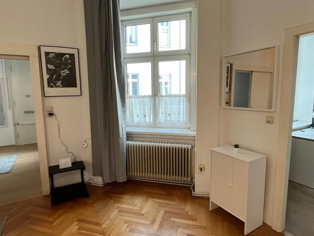 Stylish Apt Near Urania 1Br Lejlighed Wien 0*,  Østrig